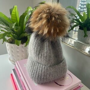 Linda Richards fur Pom hat